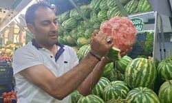 Kütahyalı manavın karpuz soyma tekniği sosyal medyanın dilinden düşmüyor