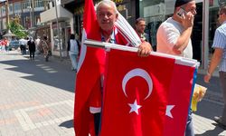 Sırtında Türk Bayrağıyla Şehir Şehir Geziyor! Kütahya’daki Gözlemi Dikkat Çekti