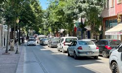 Kütahya Ulu Camii Önünde Trafik Çilesi! İkinci Sıra Park Hayatı Kilitliyor