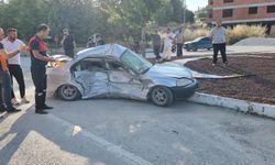 Kütahya'da kavşak karıştı, otomobiller hurdaya döndü: 2 yaralı