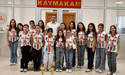 Tavşanlı Kaymakamı Özdemir, voleybol şampiyonu minikleri ağırladı