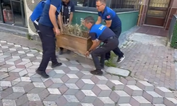 Tavşanlı'da belediye ekiplerinden kaldırım işgaline müdahale