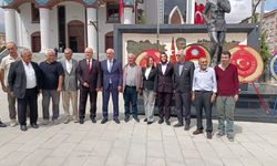 CHP heyeti Kütahya’da 30 Ağustos için çelenk sundu