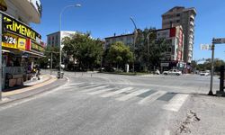 Kütahya’da Zafer Meydanı Kavşağında Trafik Çilesi: Yayaların Işık İhlali Akışı Kilitliyor