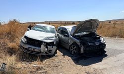 Kütahya’da Kavşakta Feci Kaza: 2 Otomobil Çarpıştı, 3 Yaralı