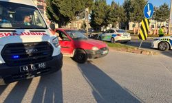 Kütahya'da İki Otomobil Kavşakta Birbirine Girdi