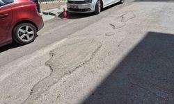 Bozuk yollar sürücülere zorluk yaşatıyor