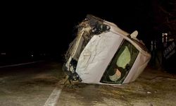 Direksiyon hâkimiyetini kaybetti, araç duvara çarparak devrildi