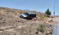 Hafif ticari araç toprak alana savruldu: 2 yaralı