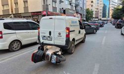 Komşuda korkutan kaza: Motosiklet, hafif ticari aracın altına girdi