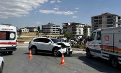 Otomobil ile cip çarpıştı: 3 yaralı