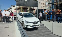 Kütahya'da gören gözlerine inanamadı: Otomobil, merdivenlerde asılı kaldı!