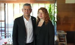 Özgür Özel, geri çevirdiği börek için Kadın Kolları Üyesi Özer ile aynı sofrada buluştu