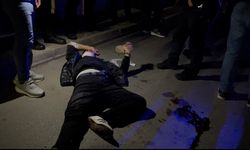 Parkta kalabalık gruba laf attı, silahı çekip yanlışlıkla kendini vurdu