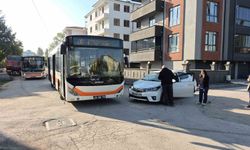Belediye otobüsü ile otomobil çarpıştı: 2 yaralı