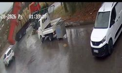 Damperi açık kalan kamyon sanayi sitesinin kapısını böyle yıktı