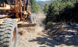Erdek'te zeytin hasadı öncesi bahçe yollarına bakım