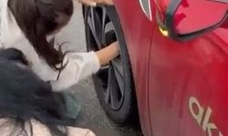 Yola atlayan kedi aracın tekerine sığındı, kurtarma anı kameralara yansıdı
