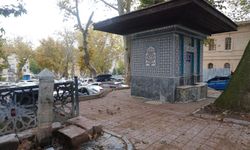 Kütahya'da aynı mahalle, 2 farklı çeşme: Biri bakımsızlıktan dökülüyor, diğeri yoğun ilgi görüyor