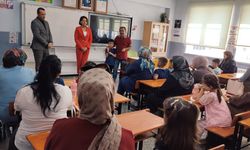 Altıntaş'ta İlçe Milli Eğitim Müdürü Tuba Sinan, öğretmen ve öğrencilerle buluştu