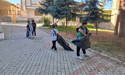 Kütahya’da Minik Ellerden Büyük Farkındalık! Kur’an Kursu Öğrencileri Çevreyi Temizledi