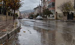Kütahya’da Ali Candan Sokak’ta dikkat çeken eksiklik! Yağmur Suyu Nereye Gidecek?