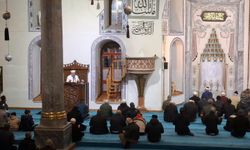 Kütahya Ulu Camii’nde sabah namazı buluşması: Vatandaşlar aynı safta buluştu