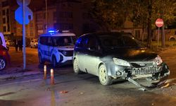 Kütahya’da Sebilerenler Camii Önünde Korkutan Kaza! Araçlarda Büyük Hasar