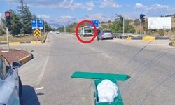 İçinde cenaze bulunan tabut, yol ortasına düştü