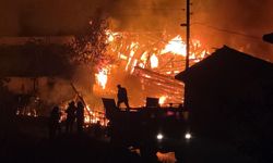 Kütahya’da Gece Yarısı Alevler Yükseldi! 6 Samanlık ve 1 Ahır Küle Döndü