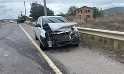 Kütahya’da Korkutan Kaza! Otomobil Bariyerlere Çarptı, 1 Yaralı