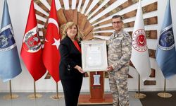 Kızılay’dan Tuğgeneral Mustafa Baş’a insani yardım katkıları için gümüş madalya