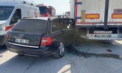 Kütahya’da otomobil dorsenin altına girdi: Sıkışan sürücüyü itfaiye kurtardı