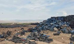 Çıkan yangında binlerce plastik kasa yandı