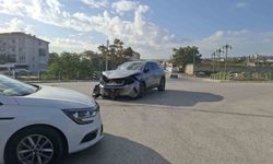 İki sokak kesişimindeki trafik kazası maddi hasarla atlatıldı