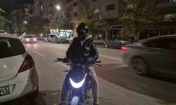 Kadın sürücü trafikte tartıştığı motosikletlinin üzerine yürüdü