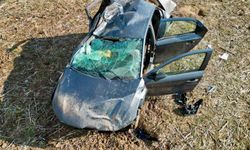 Kağıt gibi ezilen otomobilden şans eseri yaralı çıktı