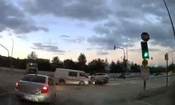 Kırmızı ışık ihlali yapan kamyonet motosiklete çarptı: Sürücü yola savruldu
