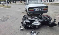 Otomobille çarpışan motosiklet sürücüsü yaralandı