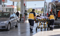 Akaryakıt istasyonu içerisinde otomobilin çarptığı kadın yaralandı