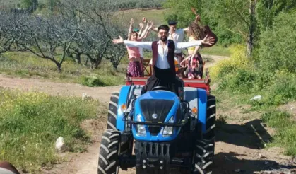 Ünlü şarkıcı köy ağası olup traktör kullandı