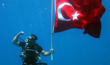 Zafer Bayramı coşkusu denizin altında yaşandı