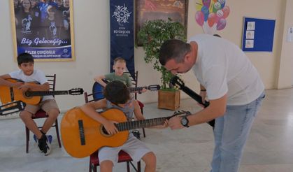 Kursiyerler Aydın’da gitarla notalara dokunuyor
