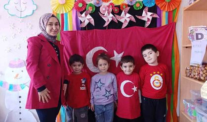 Hisarcık’ta minikler sınıfları için Türk bayrağı dikti