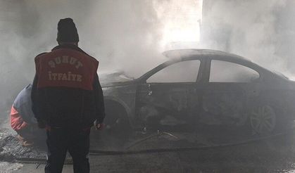 Otomobil yangını mahalleyi alarma geçirdi