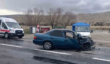 Otomobillerin çarpıştığı kazada sürücülerden biri yaralandı