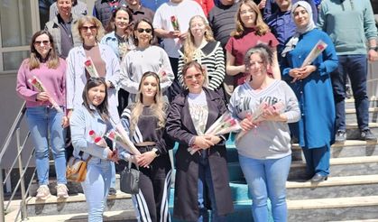 Kütahya’da velilerden anlamlı mesaj: Okula çiçekle gidilir