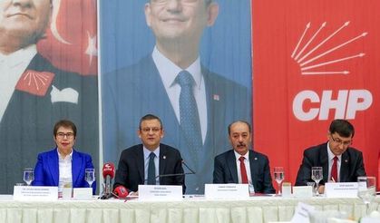 CHP’li Başkanlar bayramda Özgür Özel’in etrafında toplandı