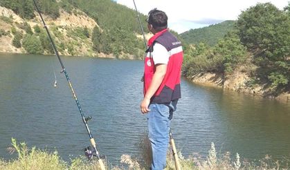 Kütahya'da kurallara aykırı balık avlayan yandı