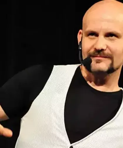 Atalay Demirci “Kel Alaka” Stand Up Gösterisiyle Bugün Kütahya’da Sahne Alıyor